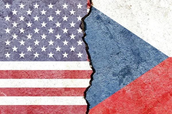 Vlajky Usa České Republiky Popraskané Betonové Stěně Koncepce Mezinárodního Konfliktu — Stock fotografie
