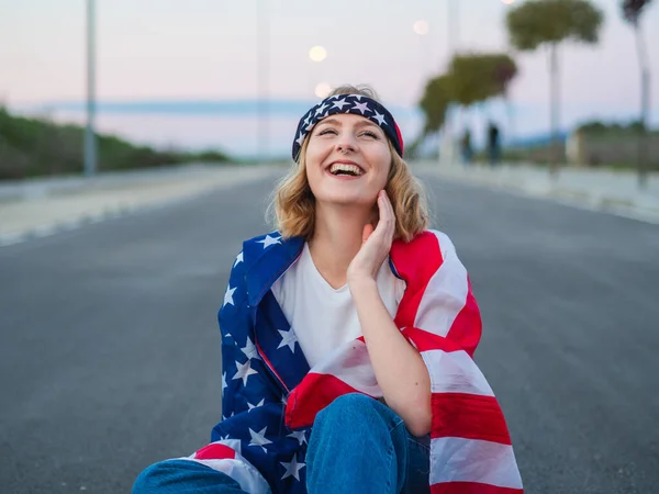 Uma Mulher Loira Caucasiana Espanha Sentada Uma Estrada Sorrindo Com — Fotografia de Stock