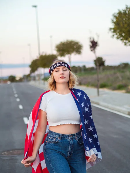 Eine Vertikale Aufnahme Einer Blonden Kaukasischen Frau Aus Spanien Die — Stockfoto