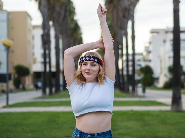 Uma Mulher Loira Caucasiana Espanha Usando Top Cultura Branca Está — Fotografia de Stock