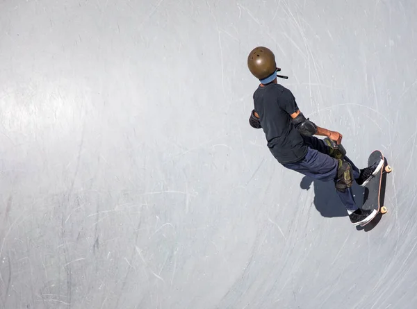 Egy Deszkás Lovagol Egy Skateparkban — Stock Fotó