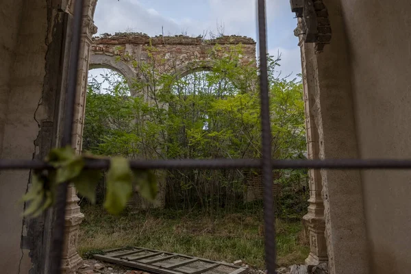 Foco Seletivo Estruturas Arco Ruínas Como Visto Através Barras Metais — Fotografia de Stock