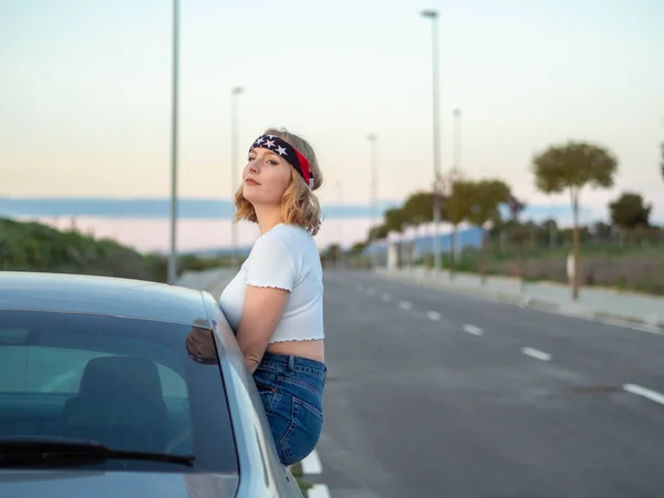 Uma Mulher Loira Caucasiana Espanha Usando Uma Faixa Cabeça Inclinada — Fotografia de Stock