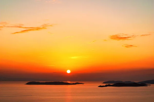 Eine Meereslandschaft Während Eines Atemberaubenden Roten Sonnenuntergangs Auf Der Insel — Stockfoto
