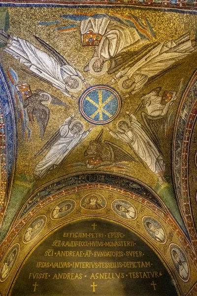 Lähikuva Arkkipiispan Kappelin Maalauksesta Sen Katossa Ravennassa Italiassa — kuvapankkivalokuva