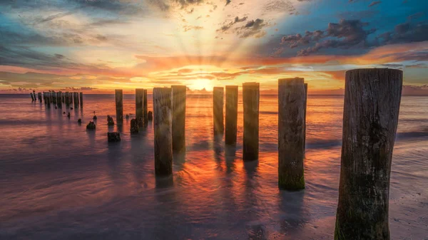 Uma Bela Vista Dos Céus Coloridos Durante Pôr Sol Sobre — Fotografia de Stock