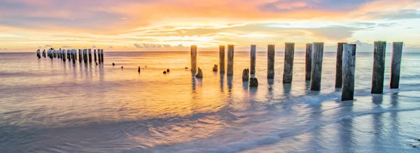 Yazın Gün Batımında Okyanusta Ahşap Iskele Desteğinin Güzel Bir Manzarası — Stok fotoğraf
