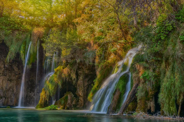 Красивый Снимок Водопада Живописном Национальном Парке Плитвицкие Озера Хорватия — стоковое фото
