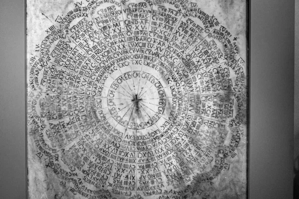 Detailní Záběr Latinského Liturgického Kalendáře Mramorovém Hrobě Ravenně Itálii — Stock fotografie