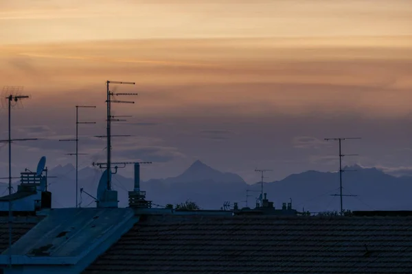 Binaların Çatısındaki Antenlerin Üzerinde Güzel Bir Günbatımı Gökyüzü — Stok fotoğraf