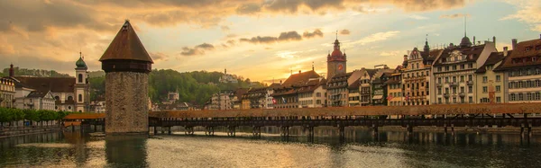 スイスのルツェルンの湖に架かる礼拝堂橋のパノラマ写真 — ストック写真
