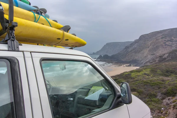 Close Carro Estacionado Perto Praia Com Pranchas Surf Carregadas Dia — Fotografia de Stock