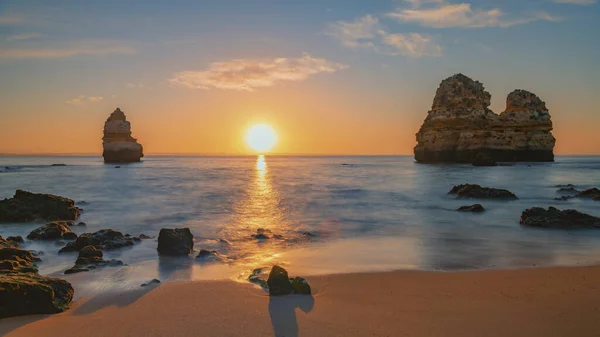 Uma Bela Vista Das Rochas Perto Costa Durante Pôr Sol — Fotografia de Stock