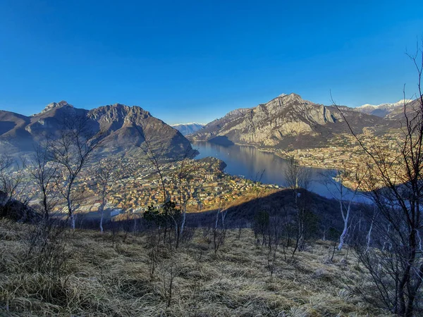 Een Landschap Van Een Dorp Omringd Door Rotsachtige Heuvels Een — Stockfoto