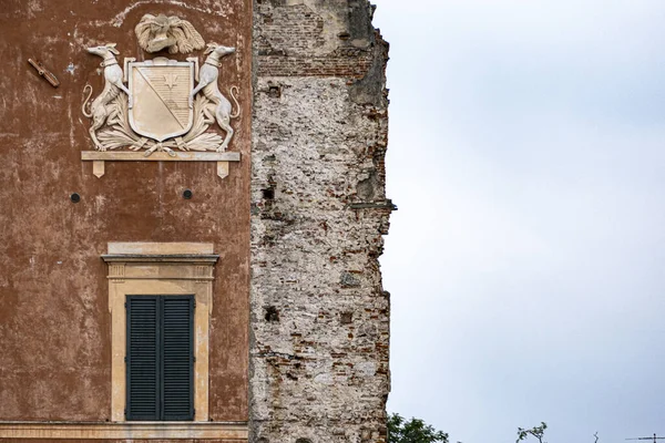 Obturador Madeira Com Uma Escultura Cima Dele Edifício Pisa Itália — Fotografia de Stock