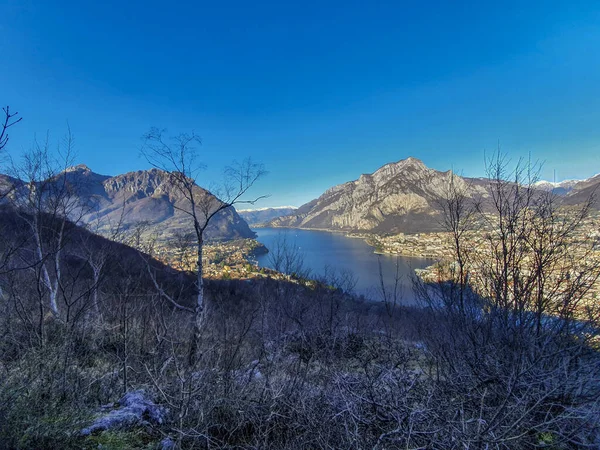 Etrafı Kayalık Tepelerle Çevrili Bir Köy Mavi Gökyüzü Güneş Işığı — Stok fotoğraf