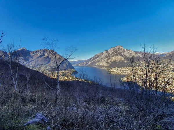 村庄的风景 周围环绕着岩石的小山 蓝天和阳光下的湖水 — 图库照片