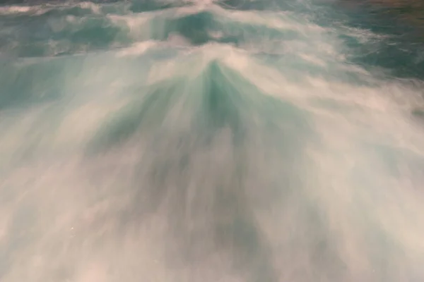 在海里的一艘船上的一个泡沫般的特写镜头的背景 — 图库照片