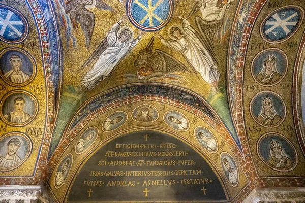 Низький Кут Знімок Мозаїки Стелі Архієпископській Каплиці Равенна Італія — стокове фото