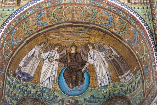 Baixo Ângulo Mosaicos Religiosos Teto Paredes Basílica San Vitale Itália — Fotografia de Stock