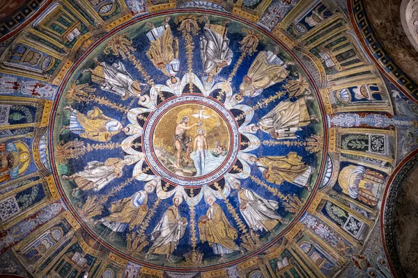 Primer Plano Pintura Cúpula Neón Baptisterio Rávena Italia —  Fotos de Stock