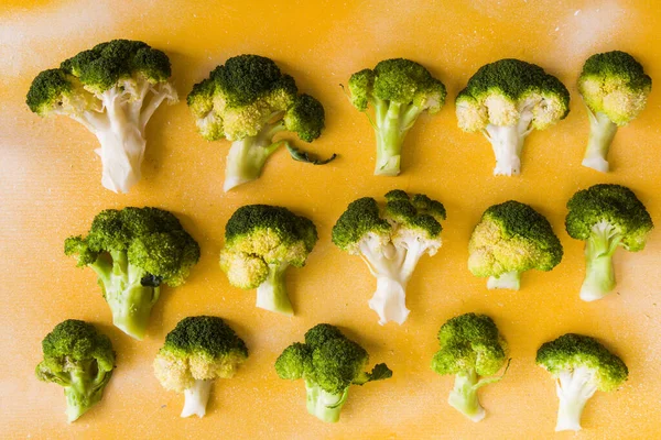 Pandangan Atas Sekelompok Brokoli Pada Latar Belakang Kuning — Stok Foto