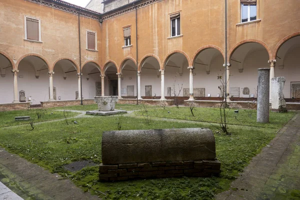 Zicht Boogkolommen Het Gazon Van Het Nationaal Museum Ravenna Italië — Stockfoto