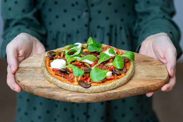 Primer Plano Manos Femeninas Sosteniendo Una Pizza Champiñones Veganos Crudos — Foto de Stock