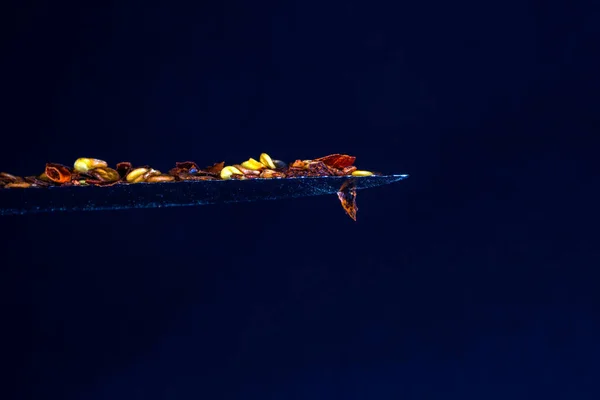 Egy Közelkép Borsos Kukorica Hegyén Egy Kés Sötét Kék Háttér — Stock Fotó