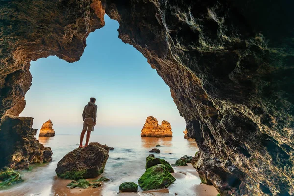 Praia Camilo Lagos Portekiz Deki Sahil Şeridinin Kayalıklarında Duran Bir — Stok fotoğraf