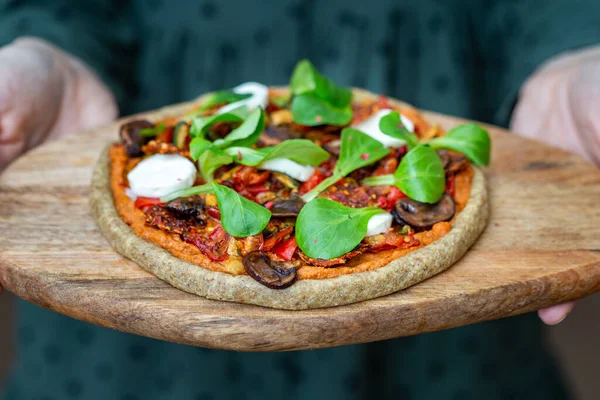 Primer Plano Manos Femeninas Sosteniendo Una Pizza Champiñones Veganos Crudos — Foto de Stock