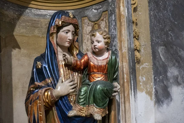 Közelkép Szűz Mária Szoborról Amint Kis Jézust Tartja — Stock Fotó