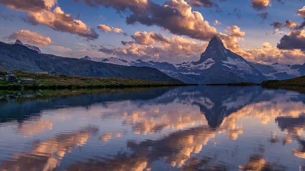 スイスのStellisee マッターホルンの湖の上の夕日の美しいショット — ストック写真