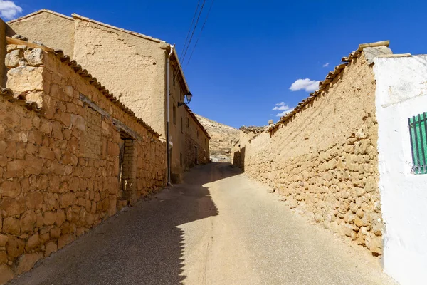 Uma Vista Panorâmica Casas Vazias Paredes Rochosas Sob Fundo Azul — Fotografia de Stock