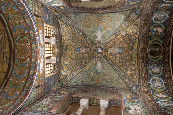 Ángulo Bajo Mosaicos Religiosos Techo Las Paredes Basílica San Vitale —  Fotos de Stock