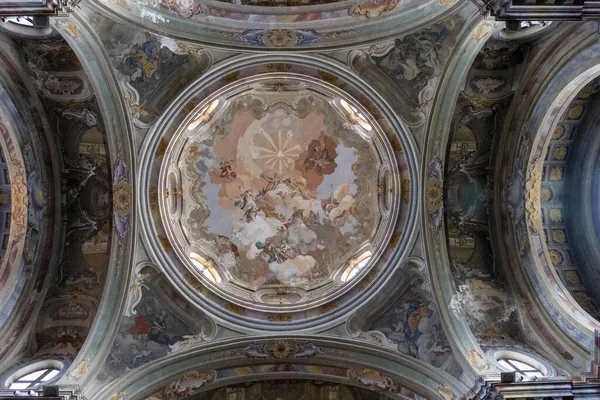 イタリアのサン ジョバンニ バッティスタ教会の天井にあるユニークな絵画の低い角度 — ストック写真