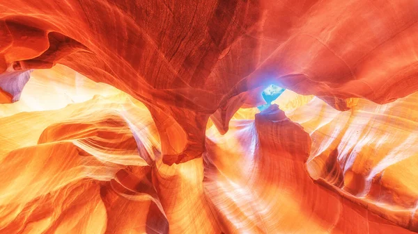 Прекрасний Вид Всередину Печери Прямим Сонячним Світлом Стінах Сонячний Літній — стокове фото