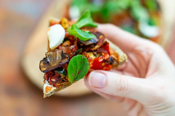 Primer Plano Una Mano Femenina Sosteniendo Una Rebanada Pizza Vegana — Foto de Stock