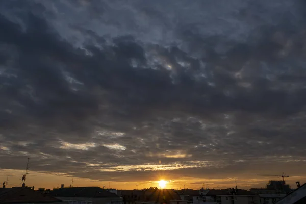 Ein Faszinierender Blick Auf Den Sonnenuntergang Der Durch Den Bewölkten — Stockfoto