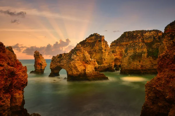 Piękne Ujęcie Lądu Grupą Formacji Skalnych Wzdłuż Wybrzeża Lagos Portugalia — Zdjęcie stockowe