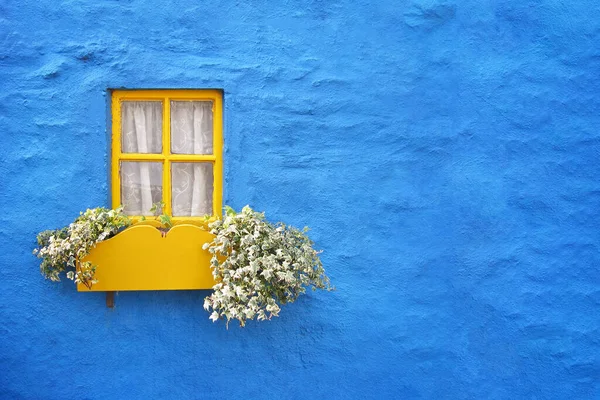 Una Pequeña Ventana Madera Decorada Con Flores Una Pared Azul — Foto de Stock