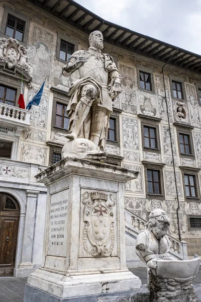 Eine Vertikale Aufnahme Von Skulpturen Palazzo Della Carovana Pisa Italien — Stockfoto