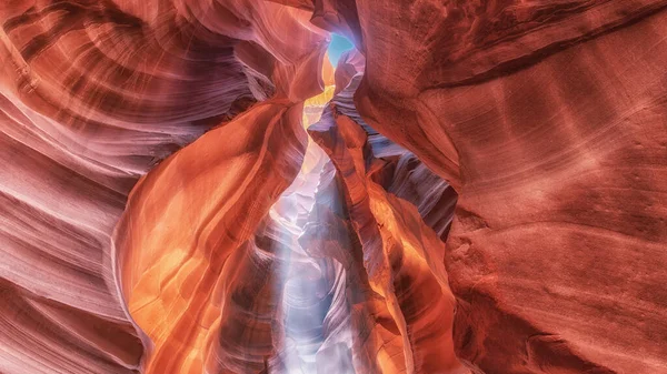 Uma Bela Vista Interior Caverna Com Luz Solar Direta Nas — Fotografia de Stock