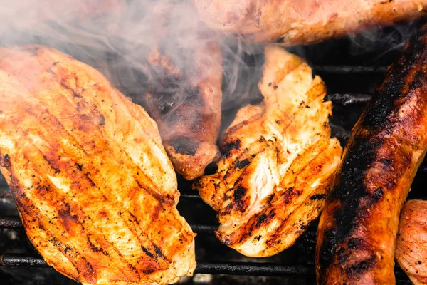 Egy Közelkép Házi Csirkével Sertéshússal Kolbásszal Egy Grillsütőn Patakkal — Stock Fotó