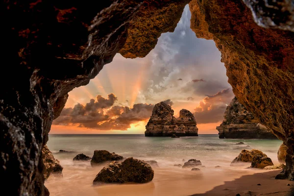 Uma Bela Vista Das Rochas Caverna Durante Pôr Sol Perto — Fotografia de Stock