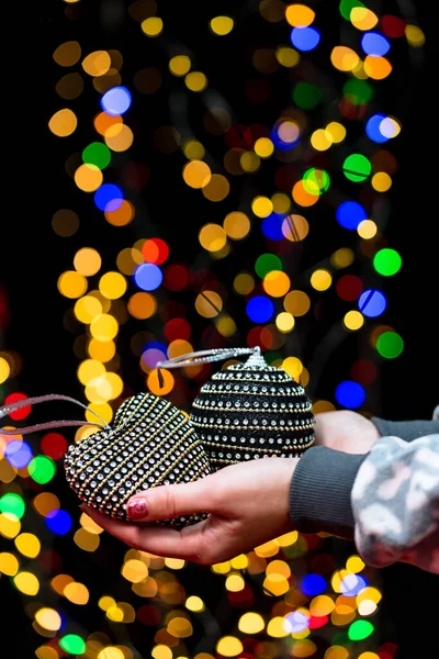 Una Persona Sosteniendo Decoraciones Árboles Navidad Con Luces Bokeh Fondo — Foto de Stock