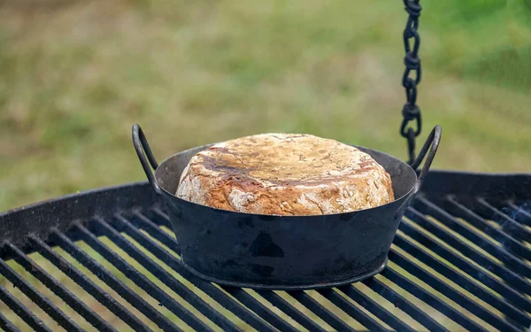 Pão Fresco Numa Panela Metálica — Fotografia de Stock