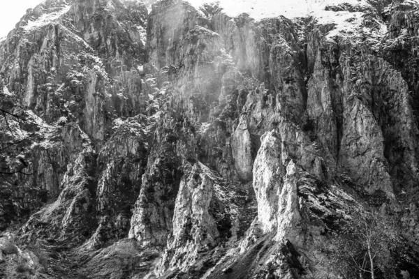 Μια Γκρίζα Εικόνα Των Οροσειρών Των Δολομιτών Χιόνι Στην Ιταλία — Φωτογραφία Αρχείου