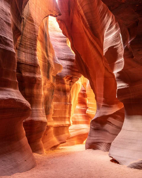 Una Hermosa Vista Del Interior Cueva Con Luz Solar Directa —  Fotos de Stock