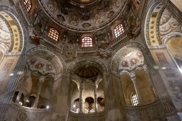 Ángulo Bajo Mosaicos Religiosos Techo Las Paredes Basílica San Vitale —  Fotos de Stock